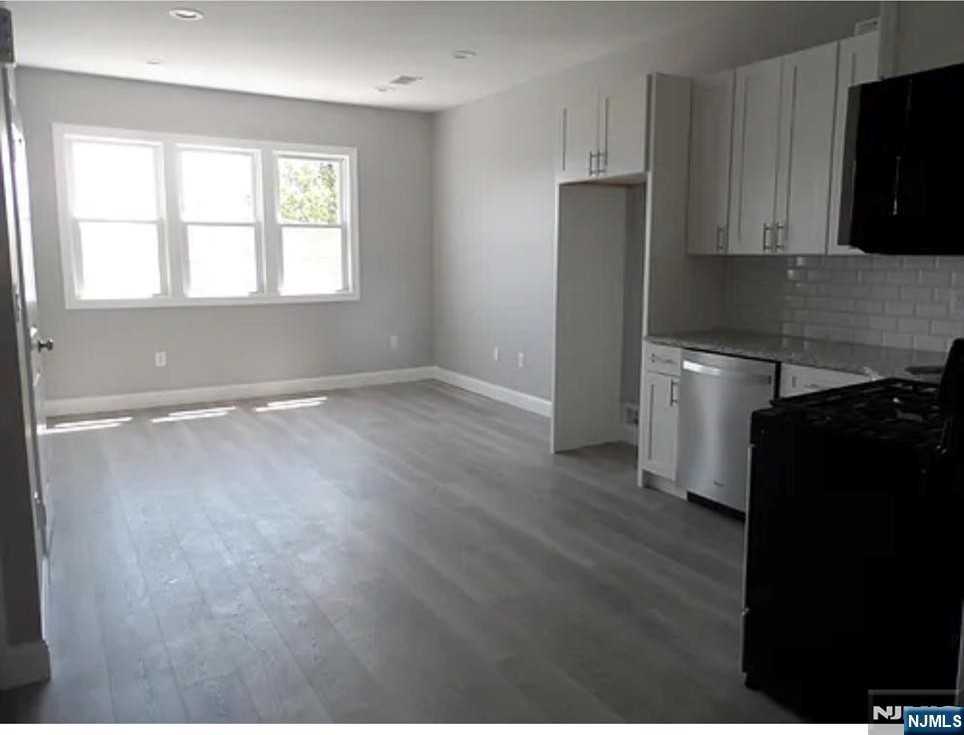 209 Avenue F ##2 - Photo 5 of 6