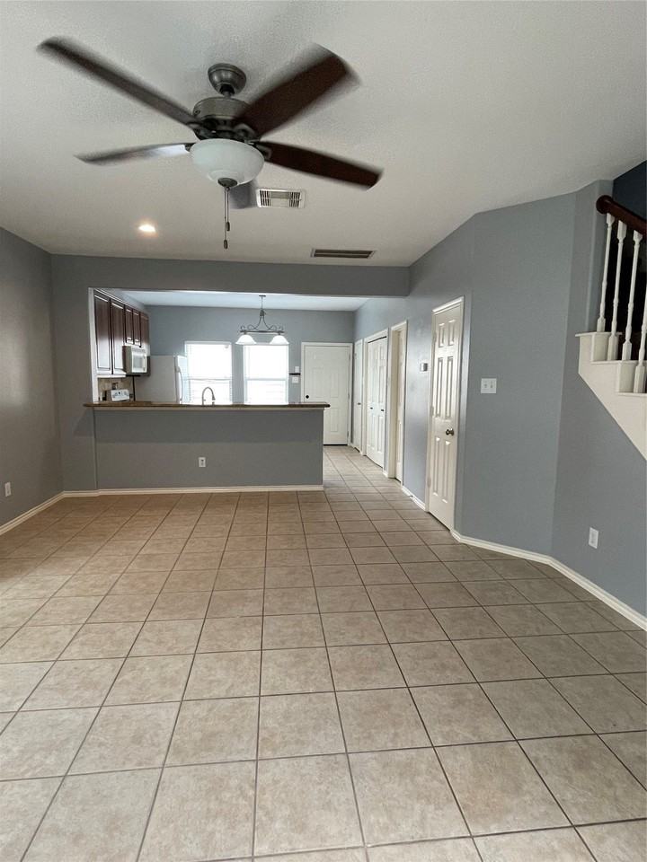 2117 Kemah Village Dr - Photo 4 of 30