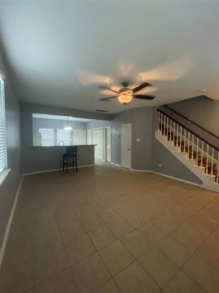 2117 Kemah Village Dr - Photo 5 of 30