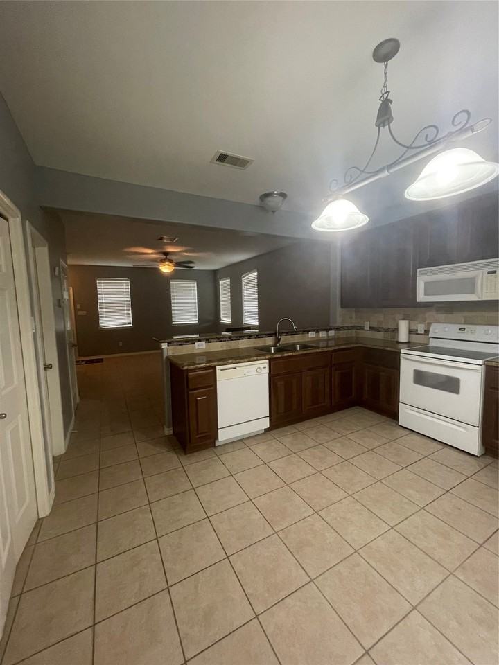 2117 Kemah Village Dr - Photo 6 of 30