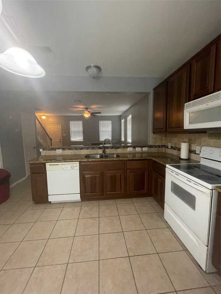 2117 Kemah Village Dr - Photo 7 of 30