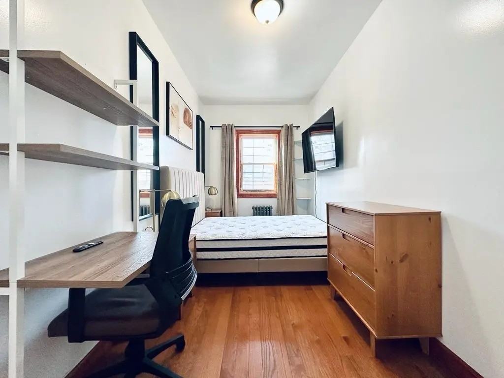 Private Bedroom in 4 Bedroom/2 Bathroom Home - Photo 2 of 9