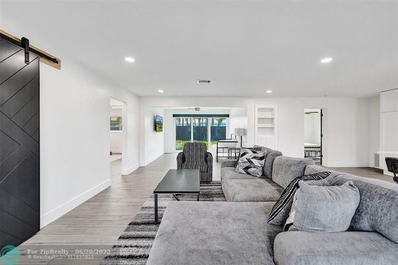4231 Ne 20th Ave - Photo 4 of 48