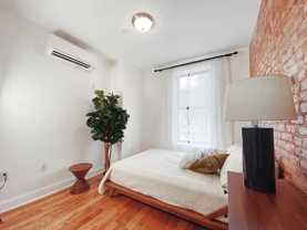 Private Bedroom in 4 Bedroom/2 Bathroom Home - Photo 1 of 1