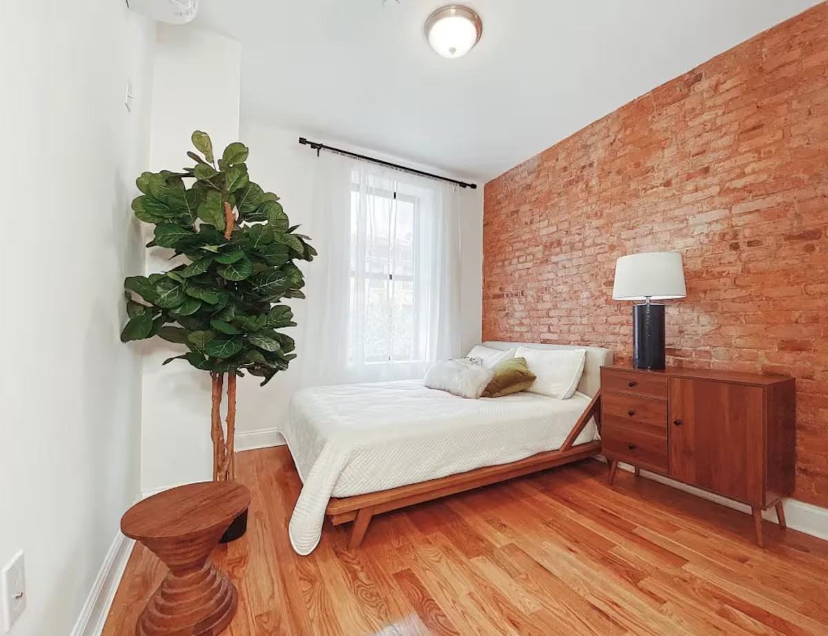 Private Bedroom in 4 Bedroom/2 Bathroom Home - Photo 6 of 8