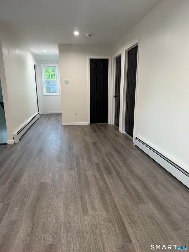 11 Strant St - Photo 5 of 8
