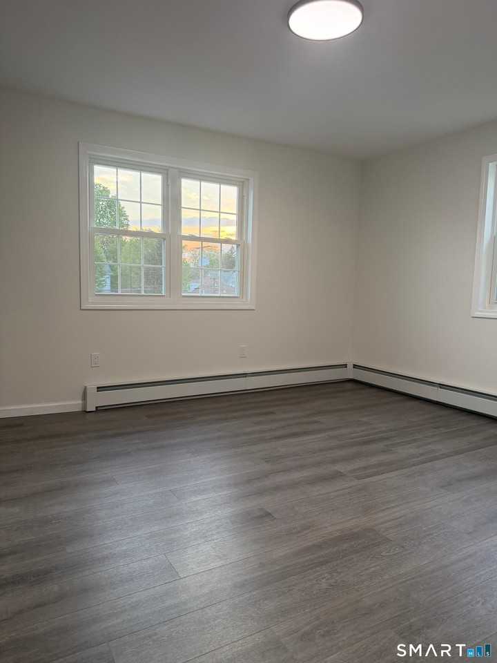 11 Strant St - Photo 7 of 8