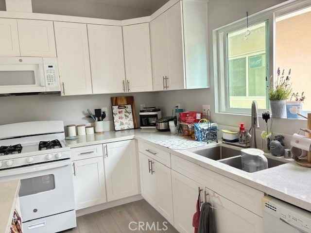 12241 Cliffwood Ave - Photo 3 of 8
