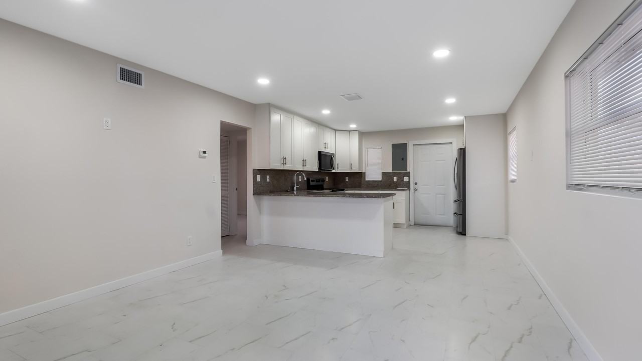 611 Ne 34th St - Photo 5 of 15