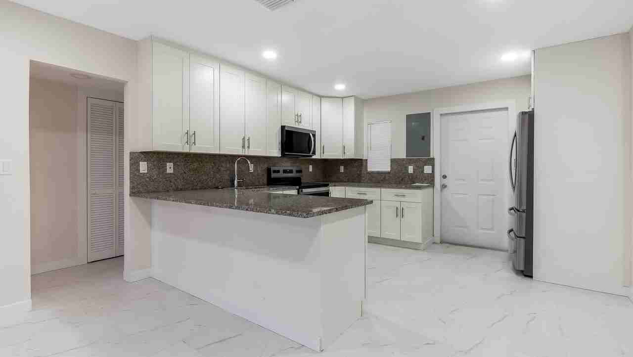 611 Ne 34th St - Photo 6 of 15