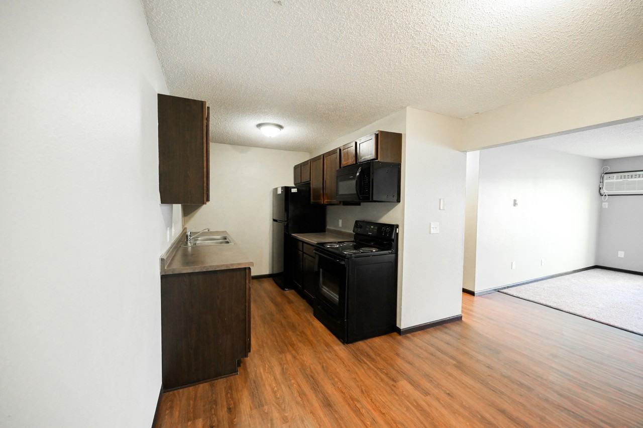 Quarters - Photo 2 of 14