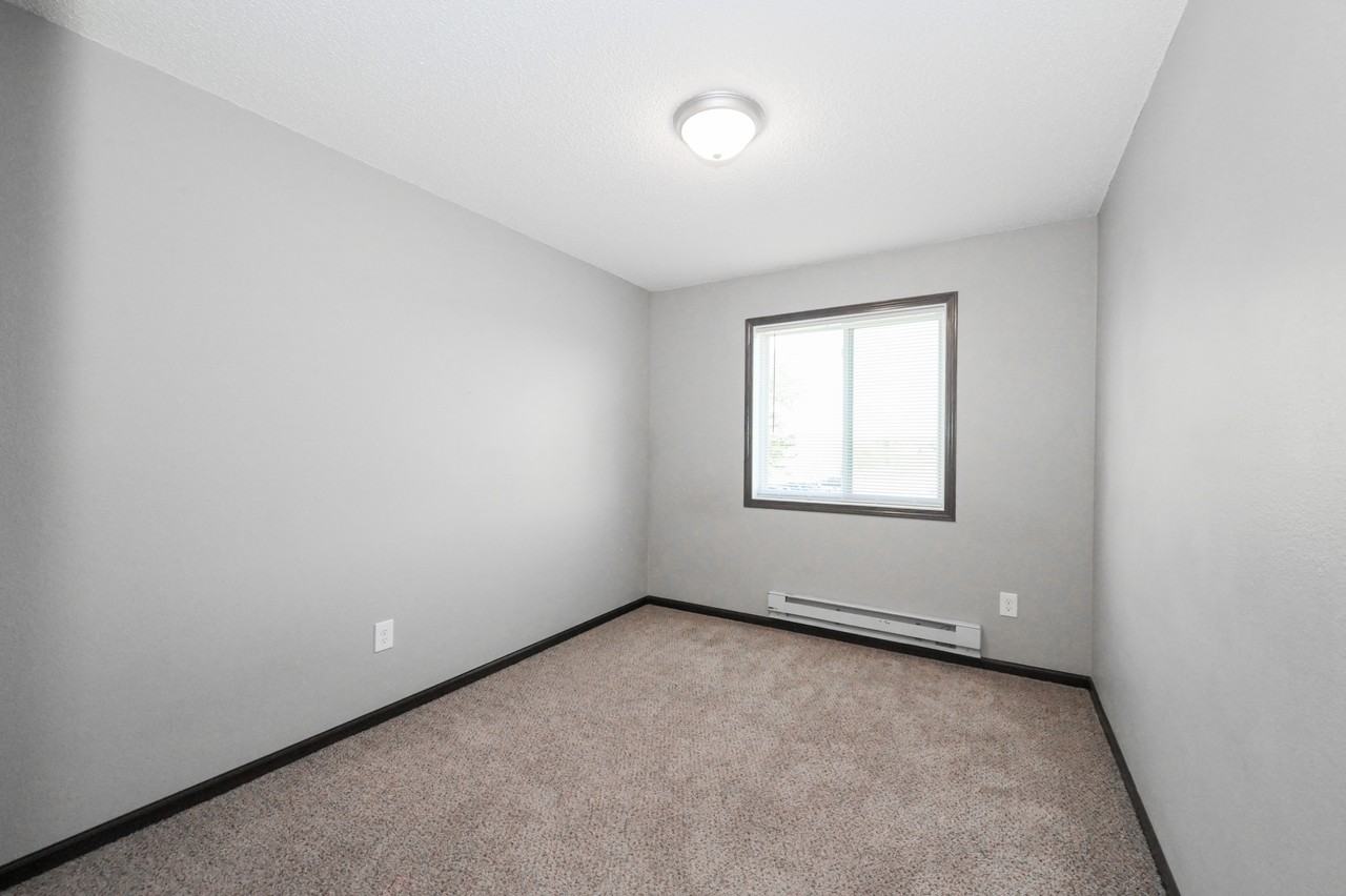 Quarters - Photo 7 of 14