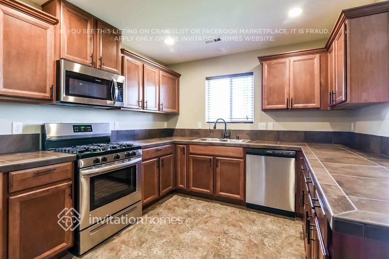 1319 Daffodil Ave Ne - Photo 7 of 21