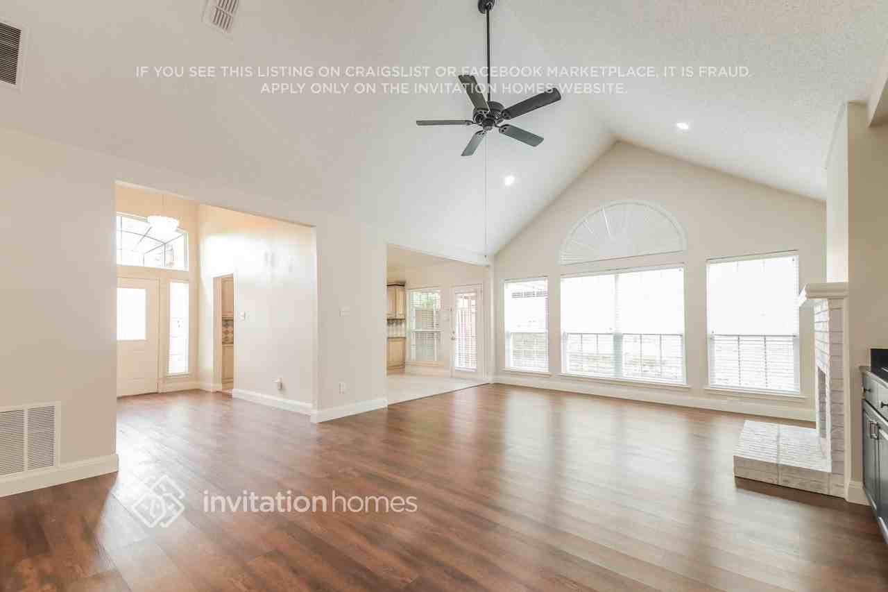 2710 Honeysuckle Dr - Photo 4 of 17