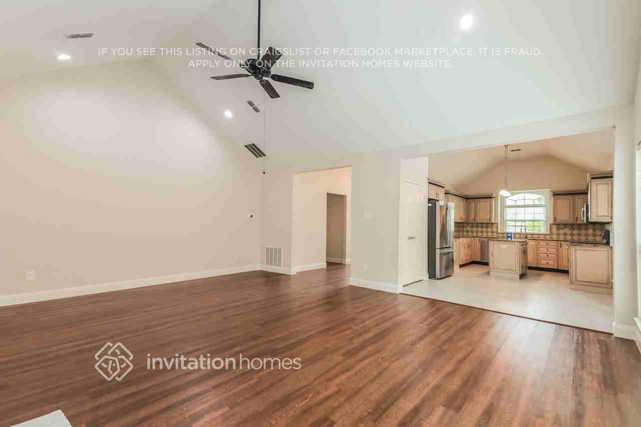 2710 Honeysuckle Dr - Photo 7 of 17