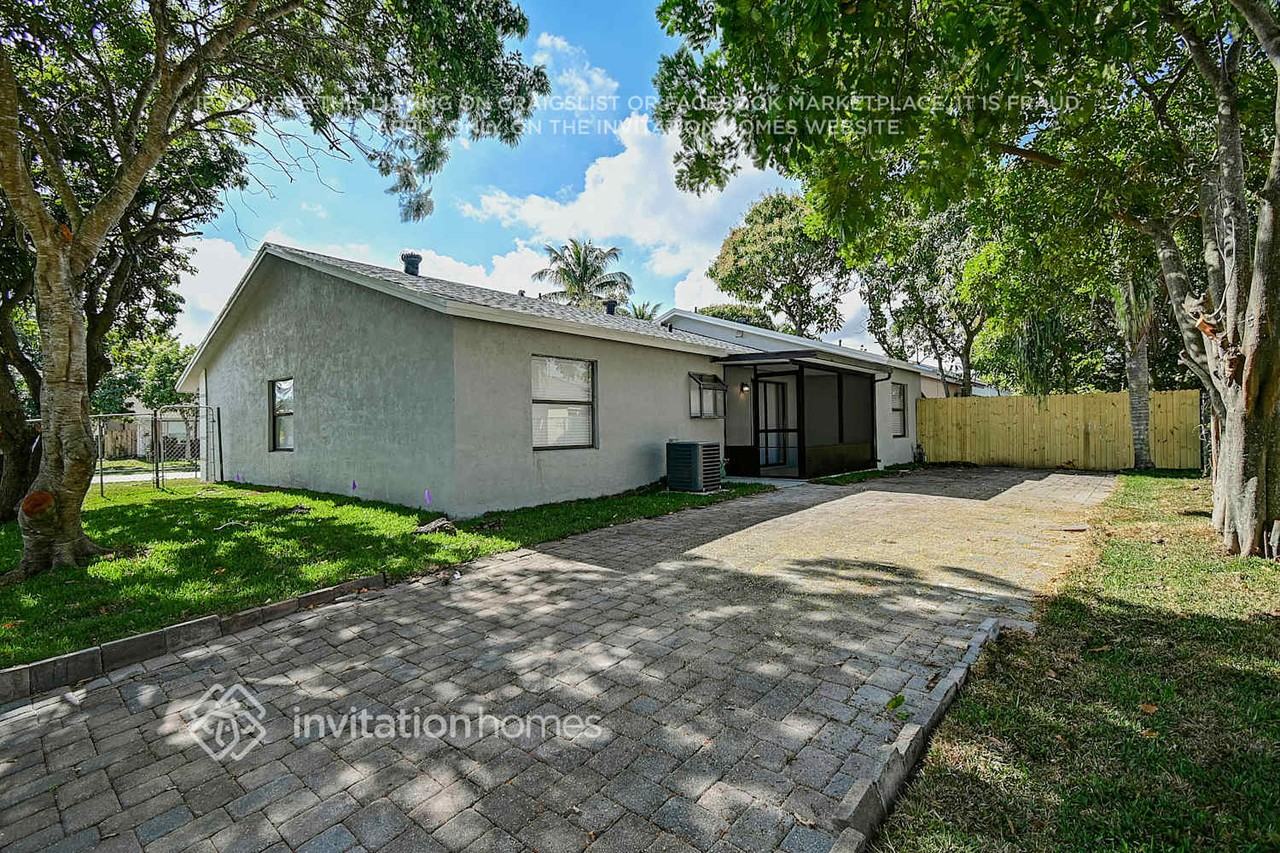 5825 Ithaca Cir W - Photo 6 of 26