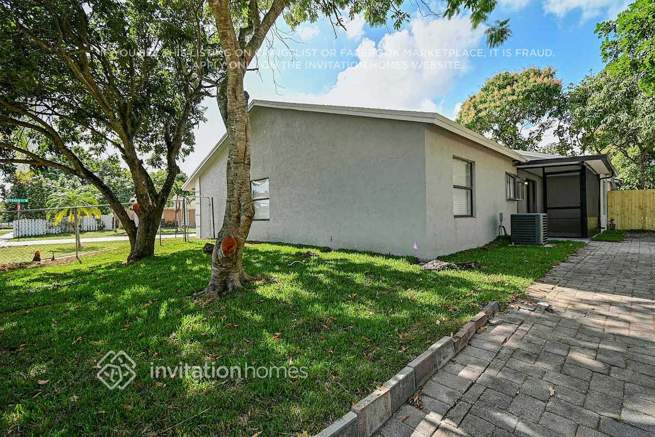 5825 Ithaca Cir W - Photo 7 of 26