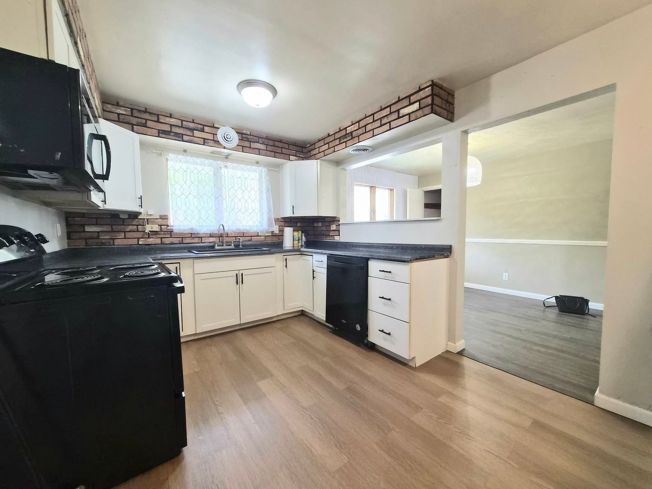 316 Sheppard Ave - Photo 5 of 8