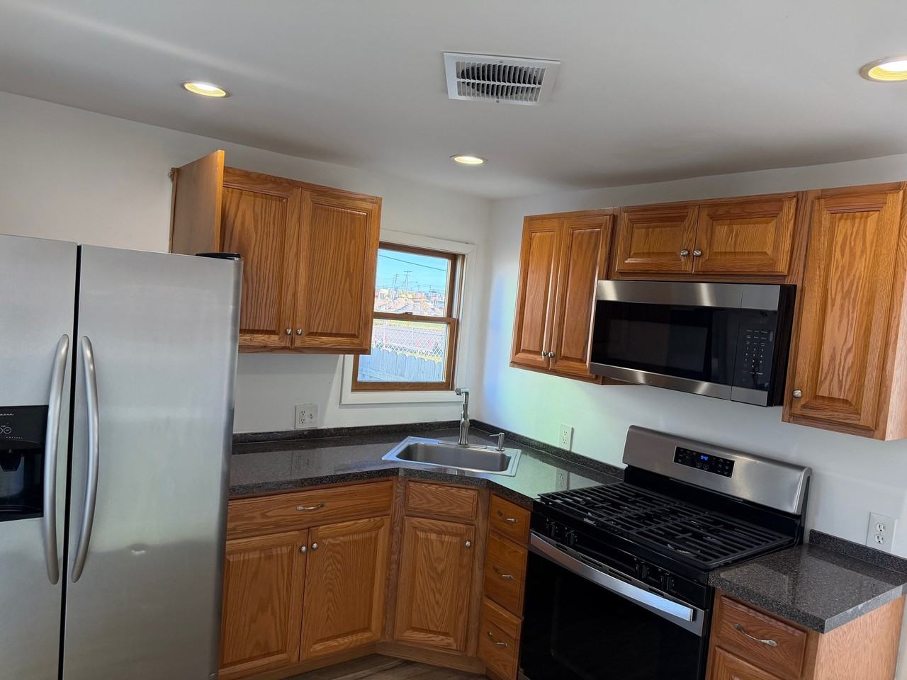 6696 Washington Ave - Photo 3 of 17