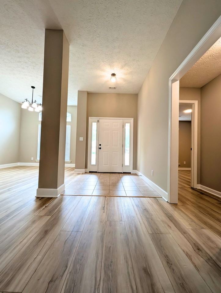223 S Springfield Dr - Photo 4 of 22