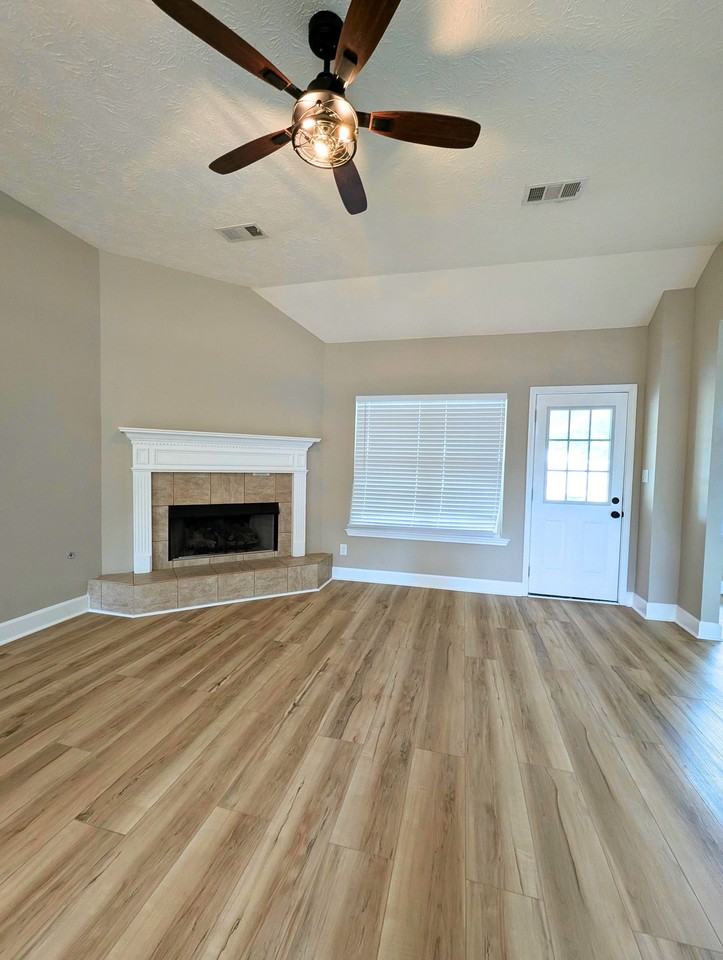 223 S Springfield Dr - Photo 5 of 22