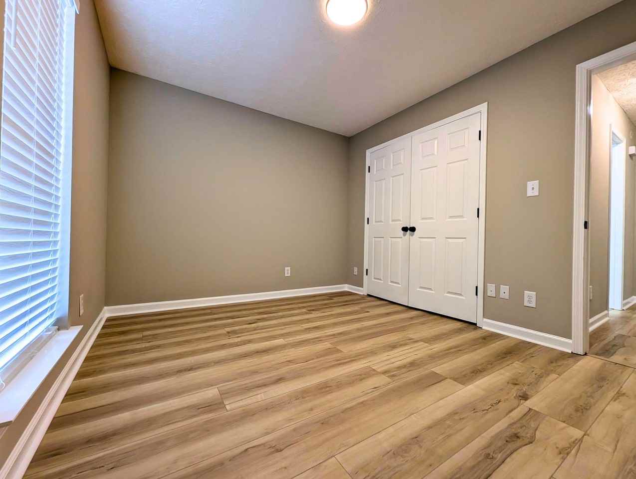 223 S Springfield Dr - Photo 7 of 22