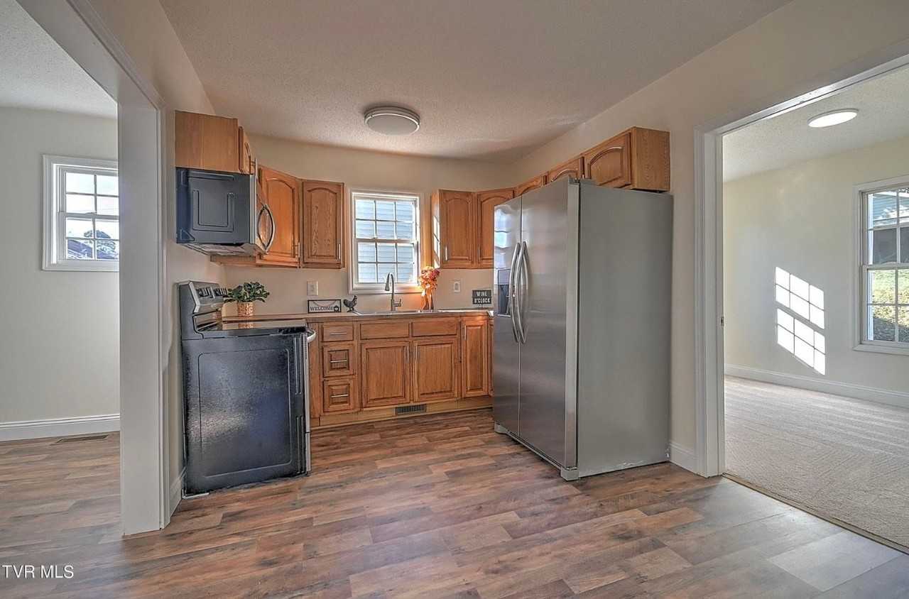 1107 Miller St - Photo 3 of 16