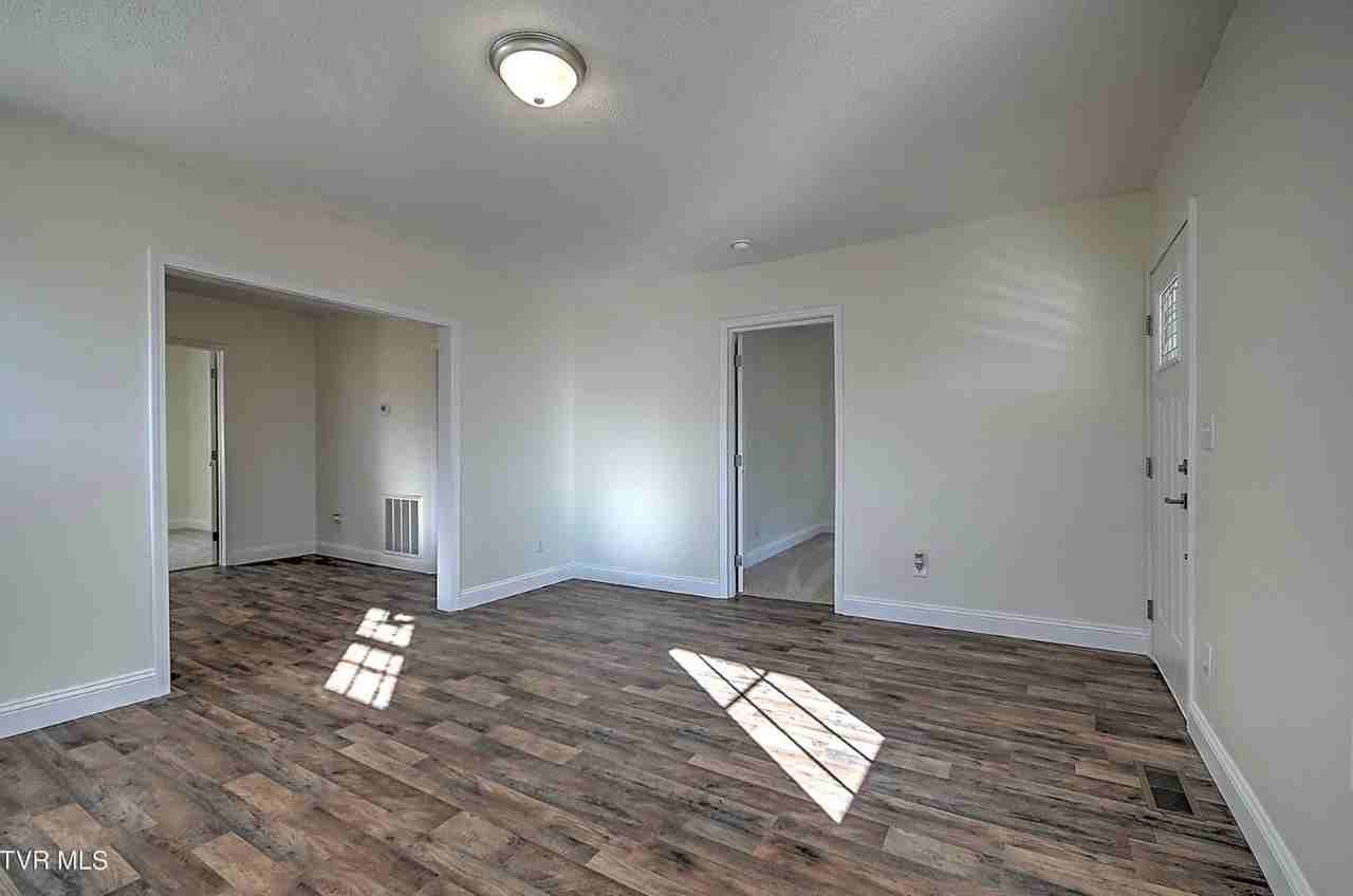 1107 Miller St - Photo 6 of 16