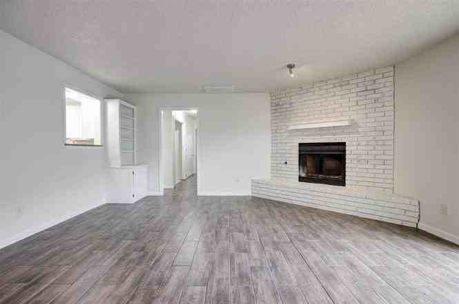 9021 N Rockwell Dr - Photo 2 of 20