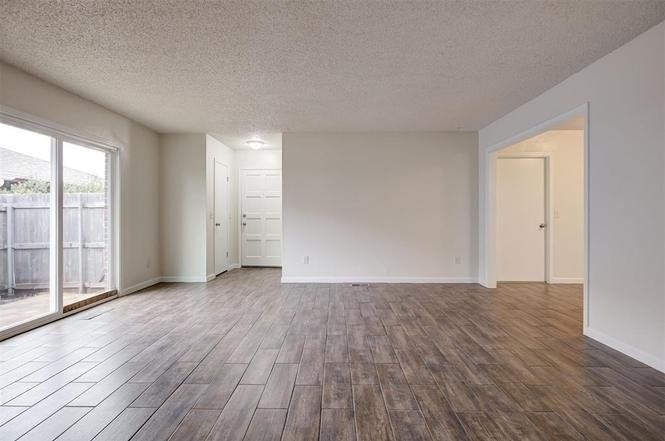 9021 N Rockwell Dr - Photo 3 of 20