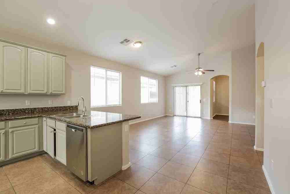 3729 W Apollo Rd - Photo 4 of 11