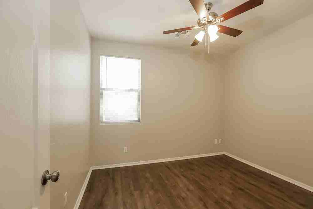 3729 W Apollo Rd - Photo 7 of 11