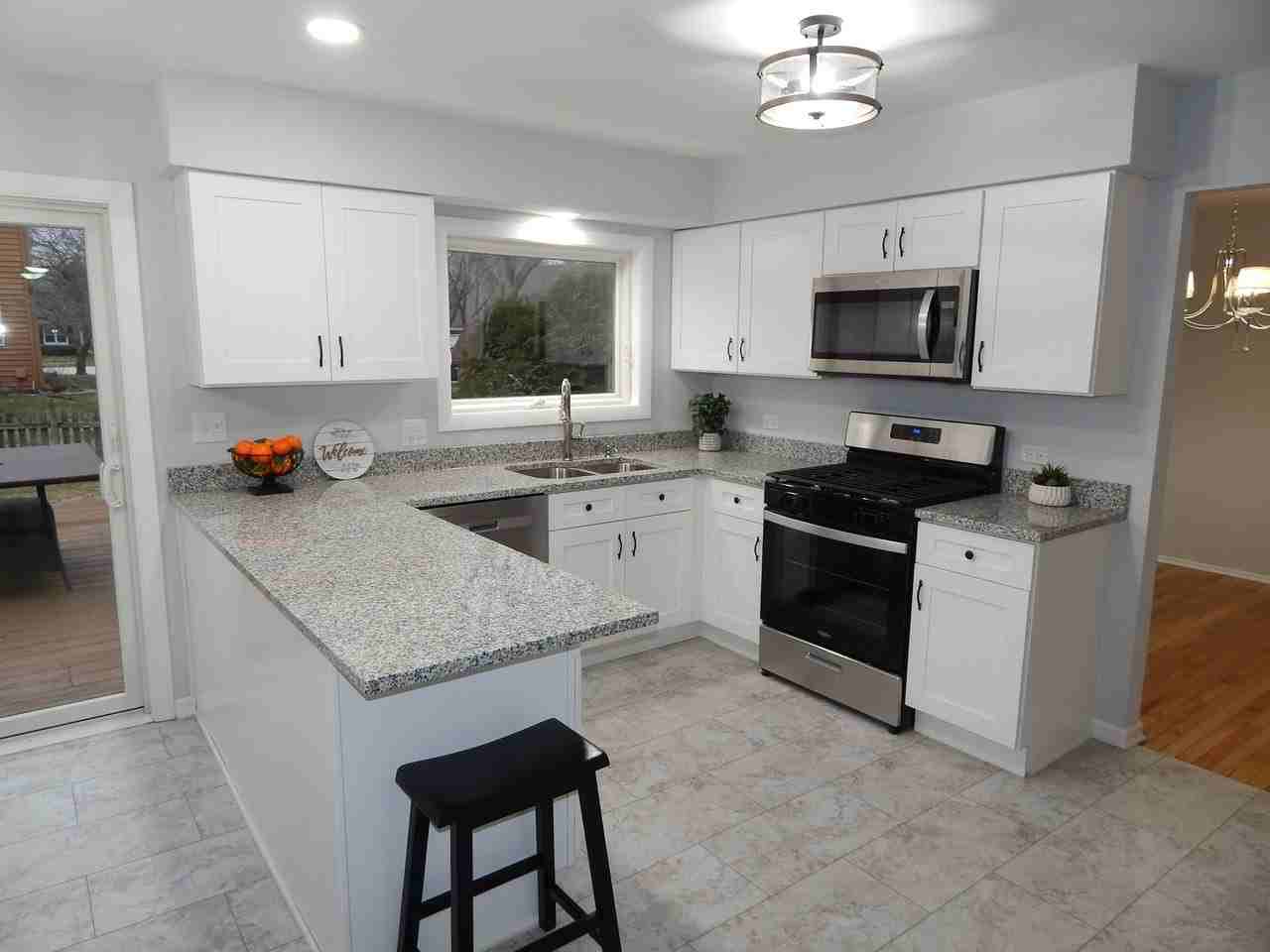 2812 Springdale Cir - Photo 3 of 12