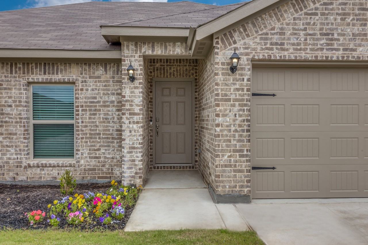 2629 Streamside Dr - Photo 2 of 18