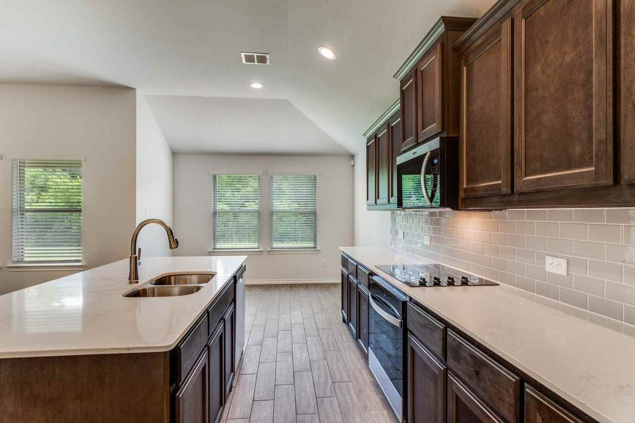 2629 Streamside Dr - Photo 4 of 18