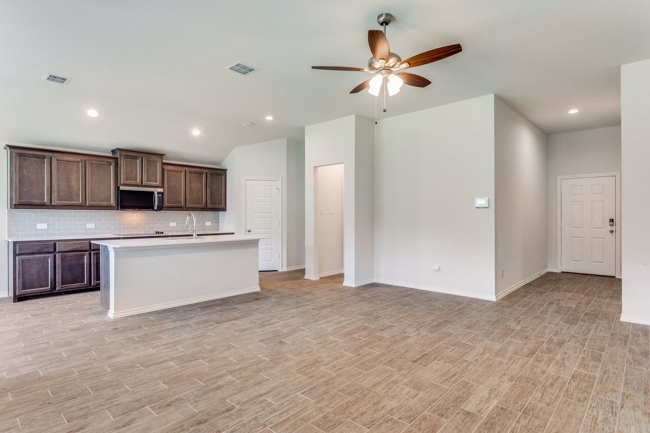 2629 Streamside Dr - Photo 5 of 18