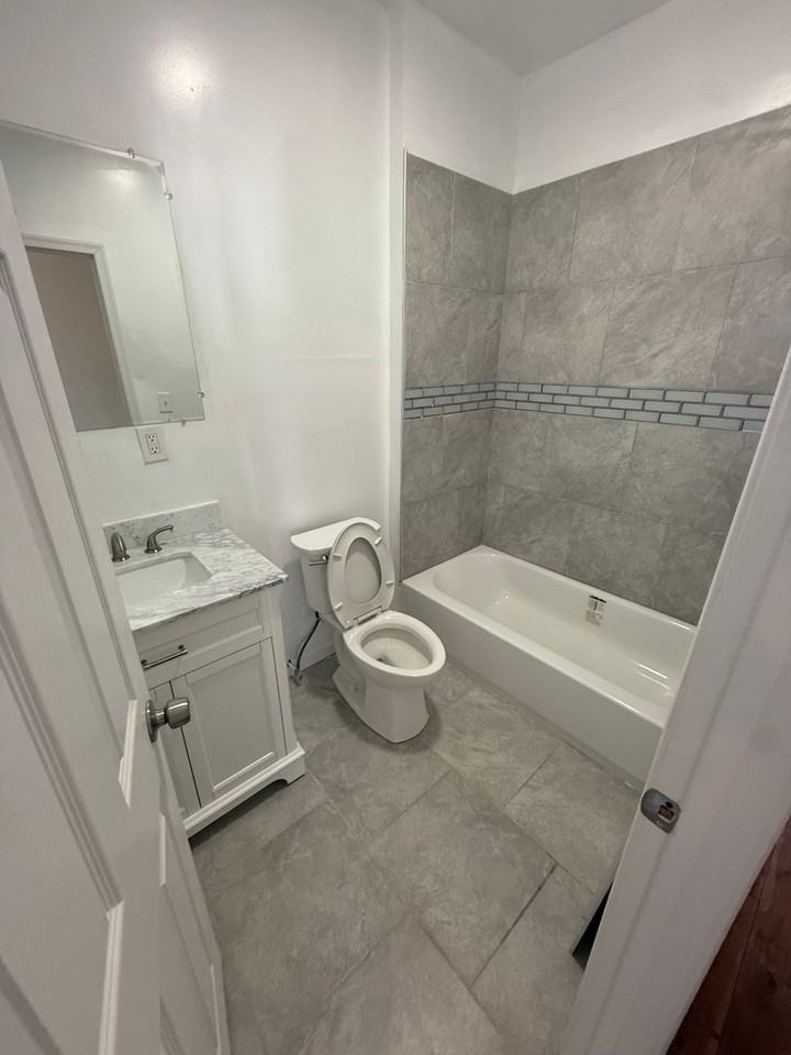 825 S 15th St #3R - Photo 2 of 9
