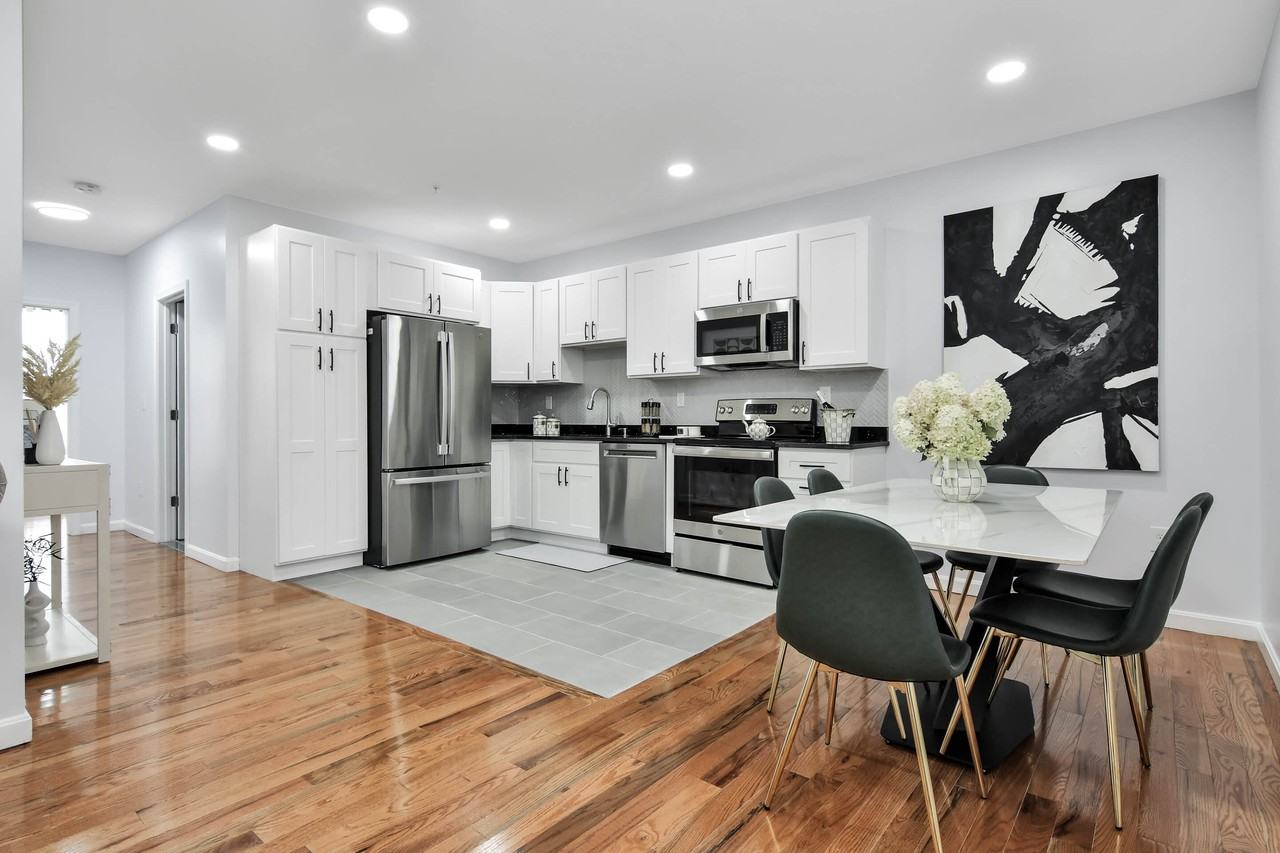 284 Essex Street - Photo 5 of 14
