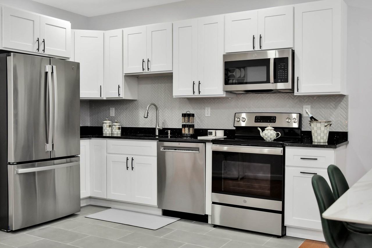 284 Essex Street - Photo 6 of 14