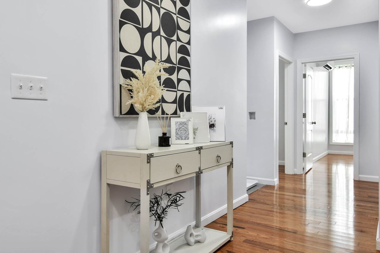284 Essex Street - Photo 7 of 14