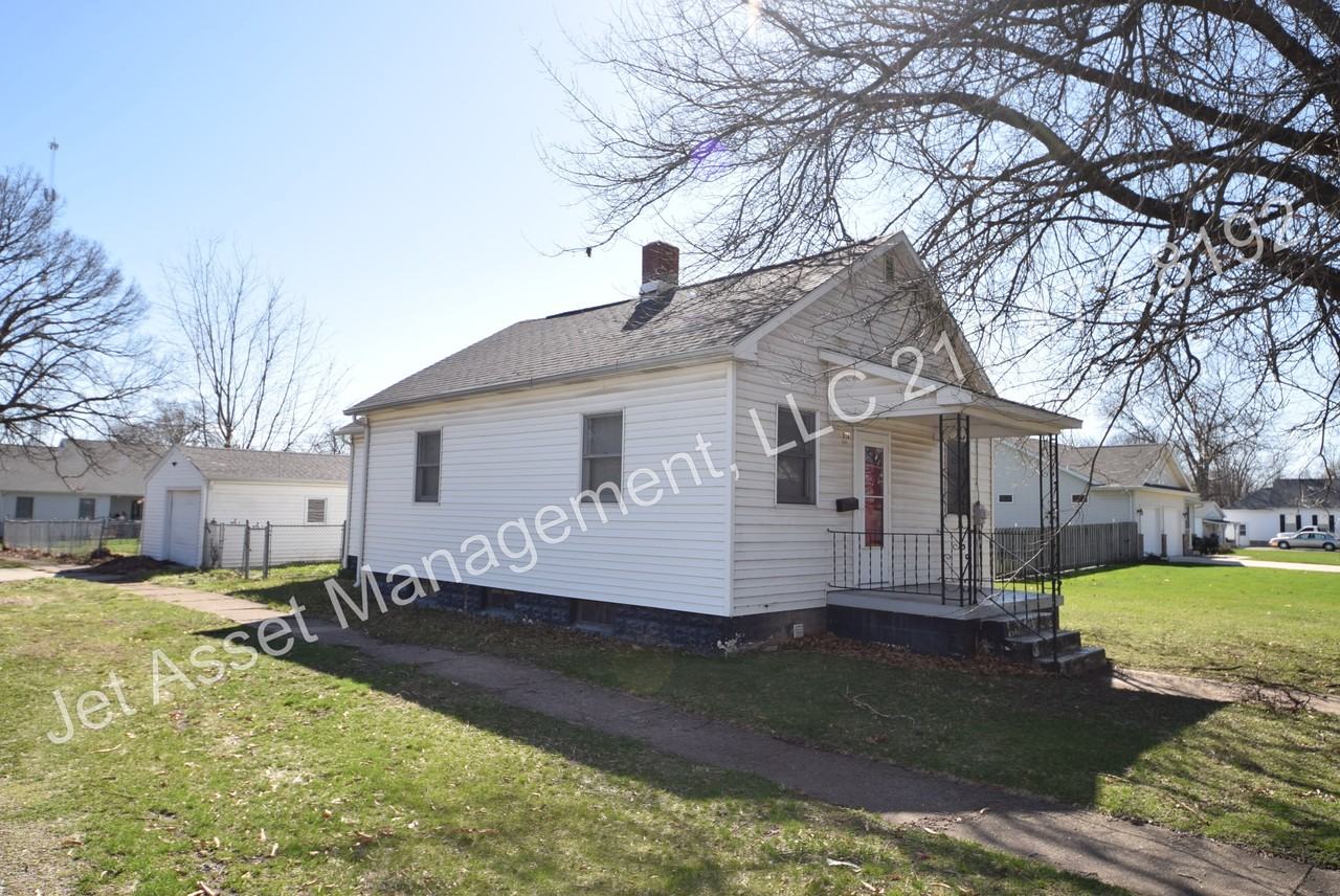 216 E Elm St - Photo 2 of 19