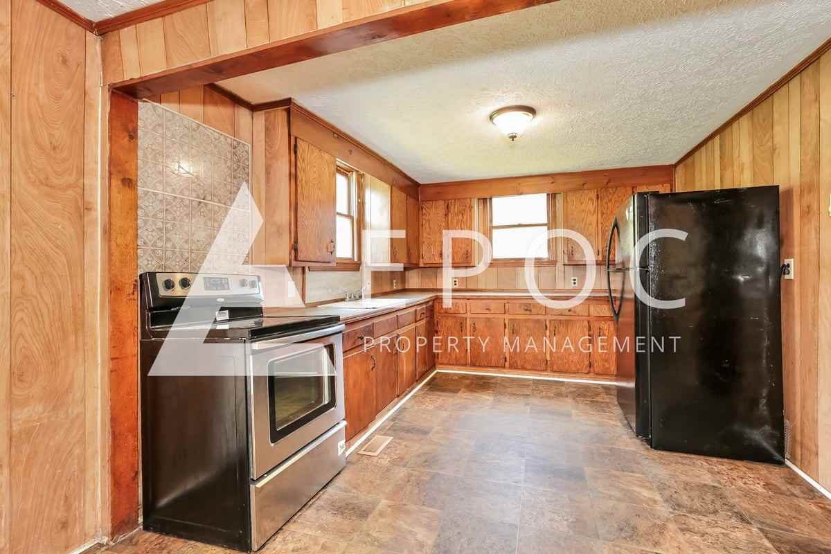 921 Ne 22nd St - Photo 6 of 15