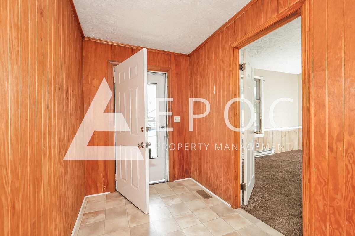 921 Ne 22nd St - Photo 7 of 15