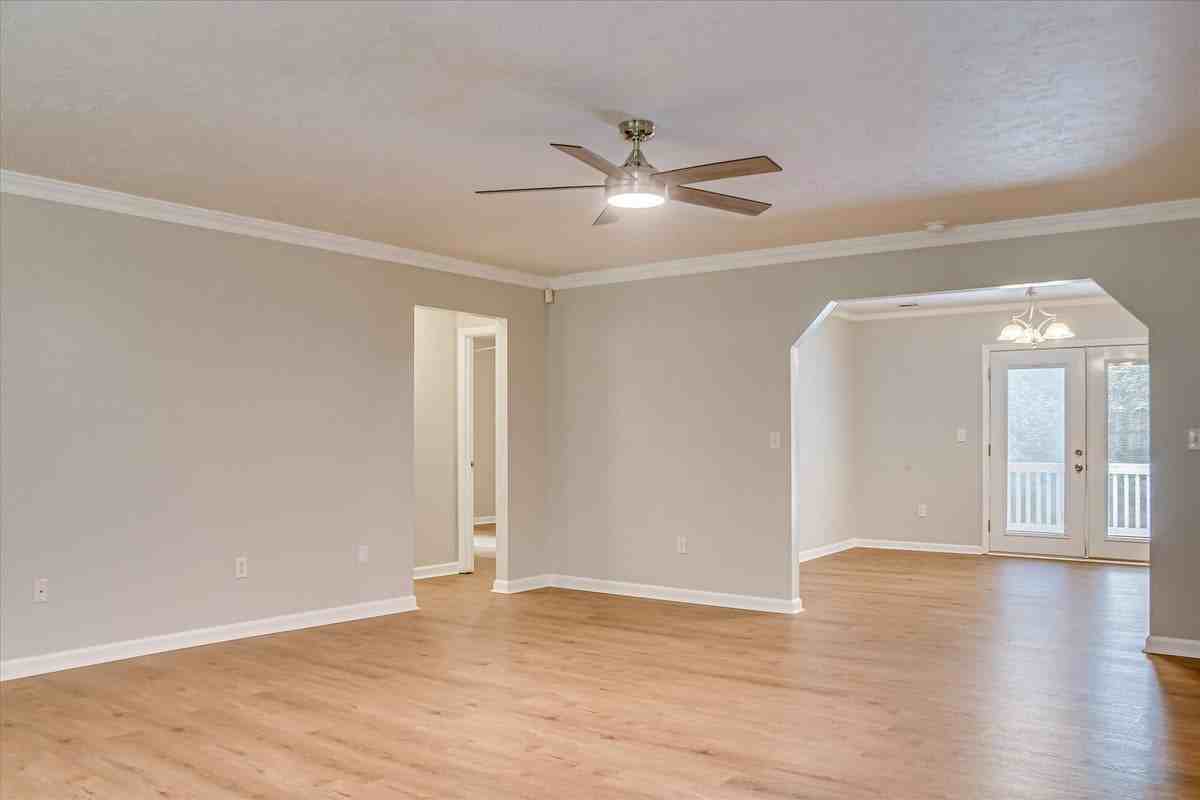 746 Hamilton Rd - Photo 4 of 33