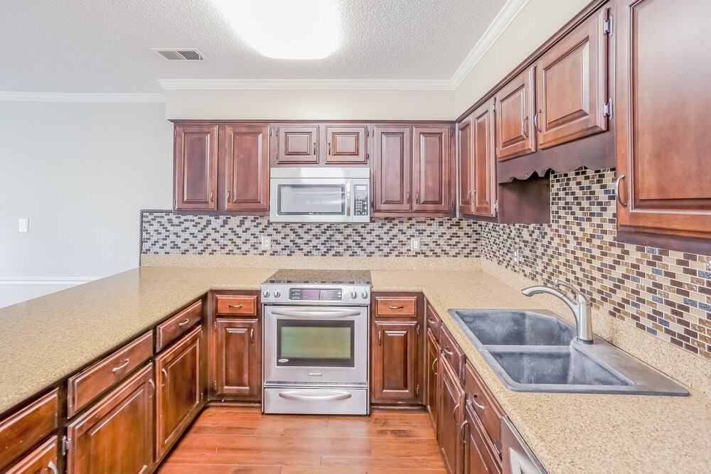 4365 Barrymor Dr - Photo 6 of 17