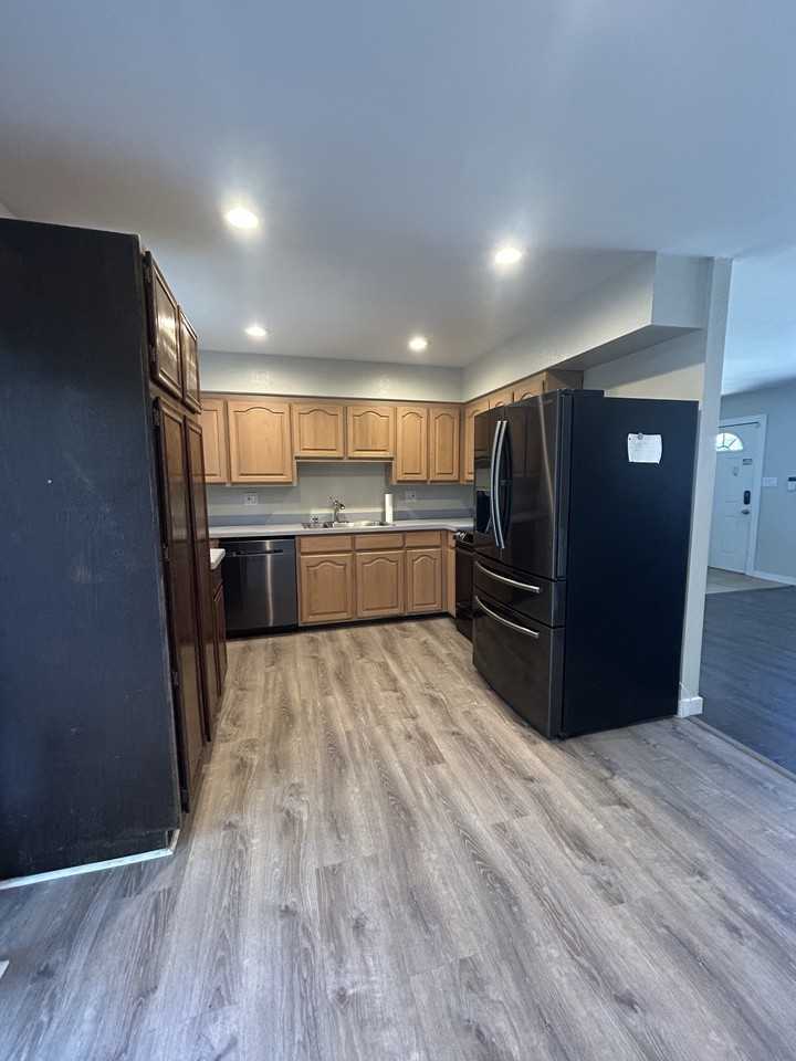 1168 Hole Cir - Photo 3 of 18