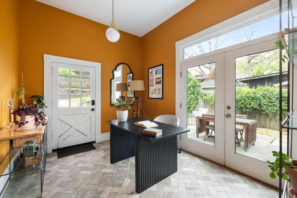 307 Georgia Ave Se - Photo 6 of 50