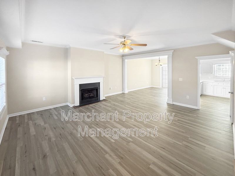 215 Rexford Dr - Photo 4 of 21