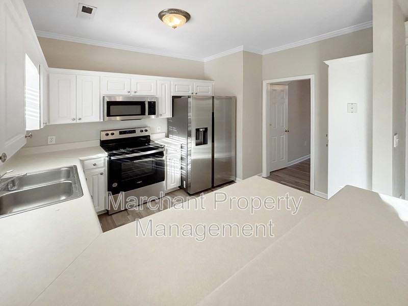 215 Rexford Dr - Photo 7 of 21