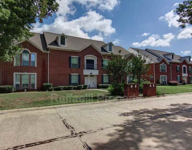 6 Fernwood Dr #B - Photo 3 of 9